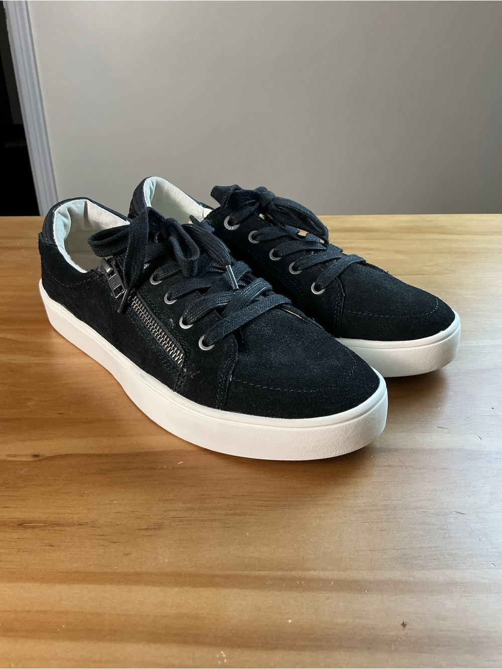 Revitalize Women’s Santa Catalina Wave Black Suede Low-Top Sneaker Size 9